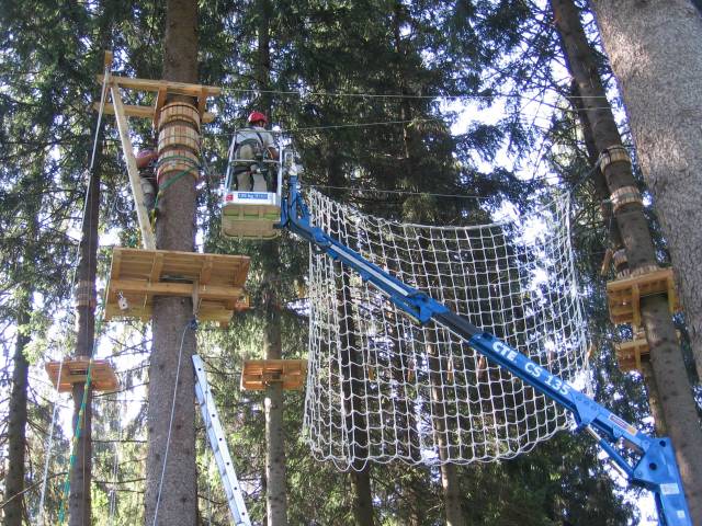 Costruzione percorsi aerei parco avventura