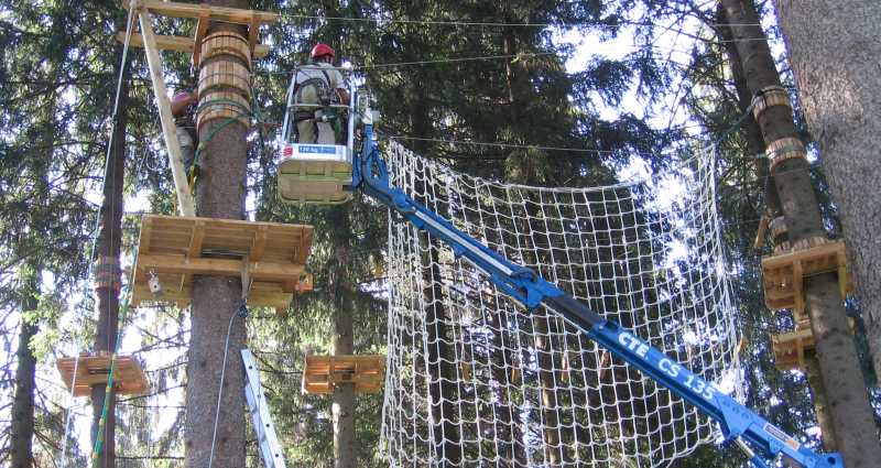 Costruzione percorsi aerei parco avventura