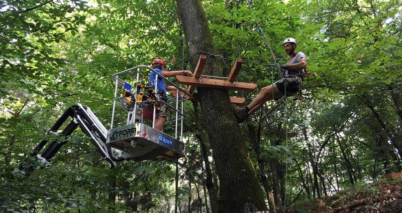 Montaggio piattaforma aerea parco avventura