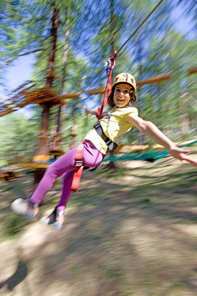 Divertimento al parco avventura