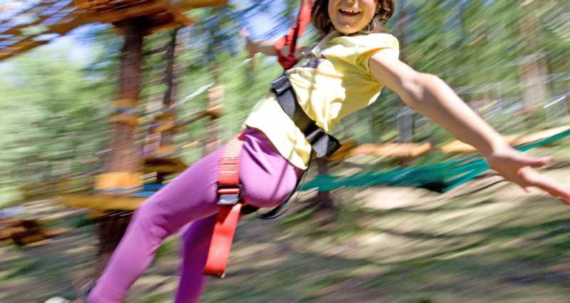 Divertimento al parco avventura